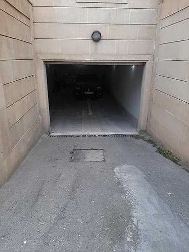 vila evler: T. Əliyev küçəsində. Mülkiyyətdə 650m² olan. 7 sotda 4mərtəbəli 8 — 9