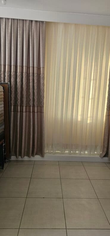 Миски: Zərif naxışlarla bəzədilmiş bürünc rəngli pərdələr, otağa isti və — 1