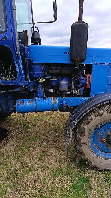ucuz maşlar: Mavi rəngli kənd təsərrüfatı traktoru - Kabinli, geniş görünüşlü — 3