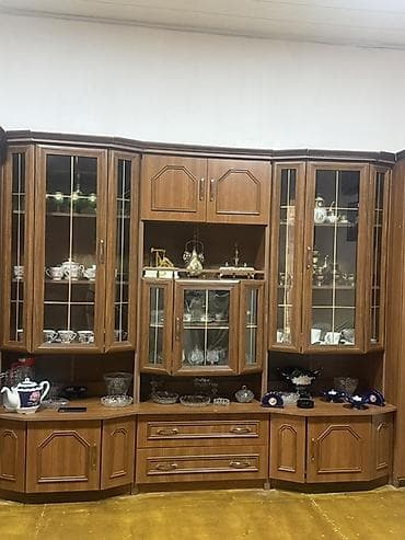 Künc vitrini ilə böyük qonaq otağı