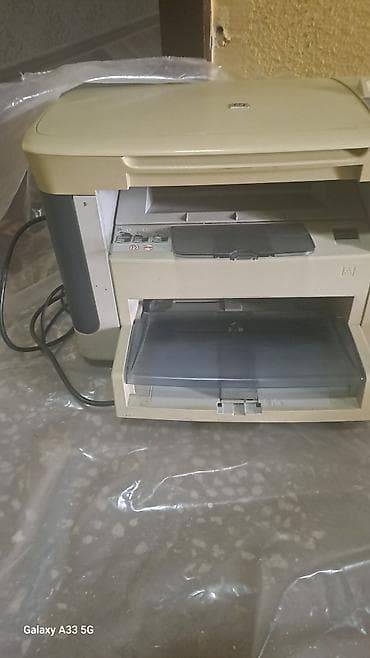 komputer pult: HP LaserJet MFP (üstündə “HP” loqosu olan çoxfunksiyalı qurğu) - — 2