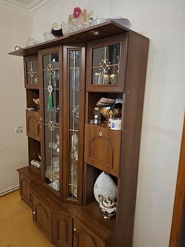 taxta qapi sekilleri: Qonaq otağı üçün vitrinalı bufet - Material: ağac teksturalı laminat — 3