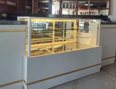 suse vitrin: Ağ rəngdə, qızılı haşiyəli vitrin soyuducusu. İçərisində məhsullar — 1