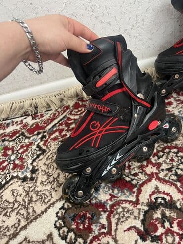 Maskalar, eynəklər: İnline təkərli konkislər - Rəng: qara/qırmızı - Təkər düzümü: 4 — 4