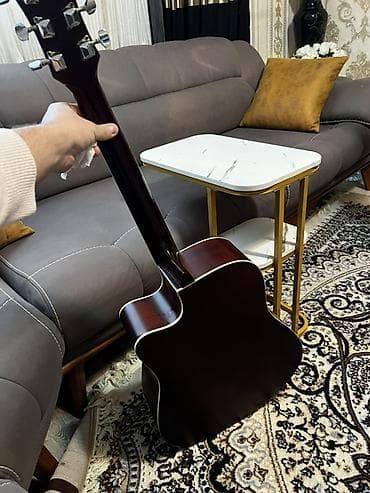 Тар: Akkustik gitara – kəsikli (cutaway) korpuslu model. Xüsusiyyətlər: - — 3