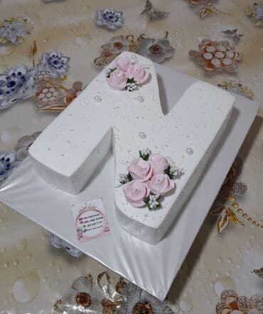 Fərdi dizayn tortlar - Ad/baş hərfi formasında tort: ağ mastika ilə