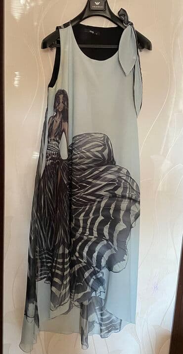 PHARDİDEN ALİNİB.120 manata. cemi 2 defe geyınılıb.42 razmerdi. 40-44