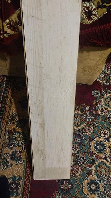 Ağ-açıq ağac naxışlı laminat döşəmə paneli - Rəng/tekstura: açıq