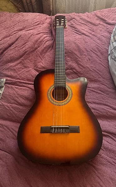 electro gitara: Salam gitara satılır 1 teli qırılıb elədə madiyatlı bisey deyil — 1