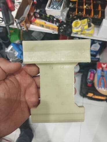 Bu, açıq rəngli, I formalı, möhkəm plastik hissədir. Geniş oturacaq