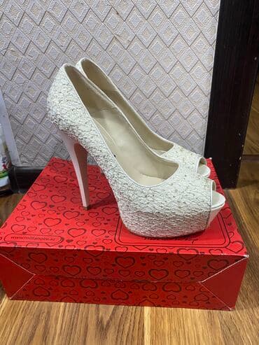 белые туфли новые: Туфли, Размер: 39, цвет - Белый, Б/у — 2