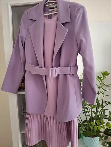 İki hissəli qadın geyim dəsti – açıq bənövşəyi rəng palto-kurtka və