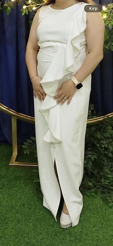 don: Ağ rəngdə zərif ziyafət/libas - Model: uzun, düz kəsim - Yaxa: qapalı — 2