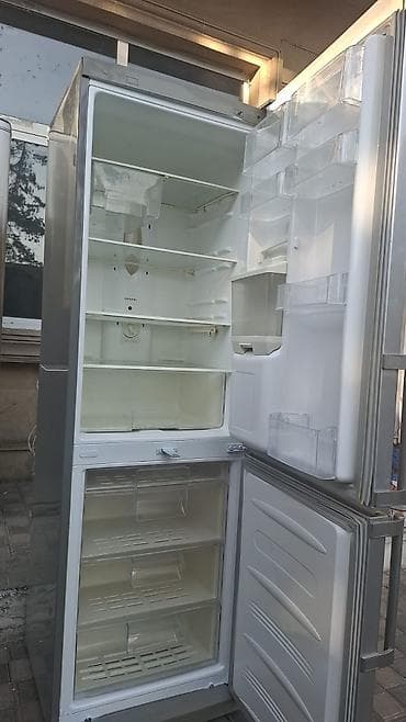 soyuducu: LG markalı iki kameralı soyuducu. Gümüşü rəngli korpusla təqdim — 2