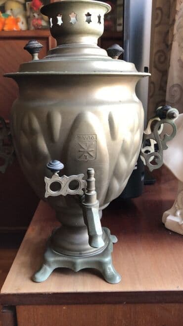 Klassik metal samovar - Material: tökmə metal/gövdə pirinç tonlarında