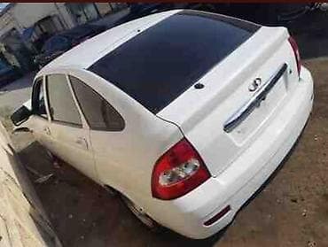priora qapı: LADA Priora – ağ rəngli sedan/kuzov. Şəkillərdə görünən avtomobil ön — 1
