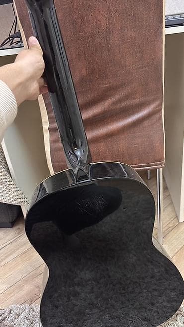 akustik gitara satisi: Akustica klassik gitara – qara rəng, parlaq lak örtük. Xüsusiyyətlər — 5