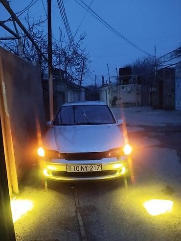 kia az: Gümüşü rəngdə sedan, idman üslublu eksteryer paketi ilə. - Kuzov: 4 — 6