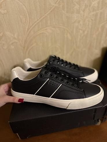 Krasofkalar və idman ayaqqabıları: BOSS kişi krosovkası – klassik qara-ağ dizayn - Model: Aşağı — 1