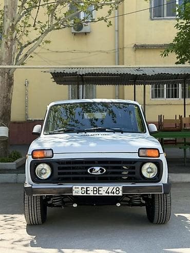 sukan seti: Lada Niva 4x4, ağ rəng, 3 qapılı off-road SUV. Texniki və xarici — 1