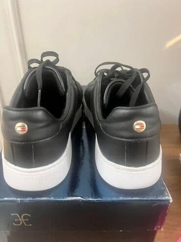 barya ayakkabı: Tommy Hilfiger brendindən olan bu qara rəngli dəri kedlər gündəlik — 3