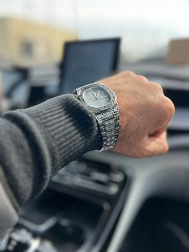 Kişi qol saatı – gümüş tonlu, tamamilə oyma naxışlarla işlənmiş metal