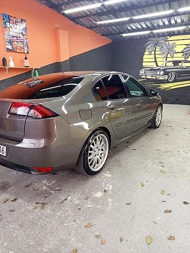 Renault Laguna sedan – tünd boz/metallik rəngdə, aerodinamik xəttlərə