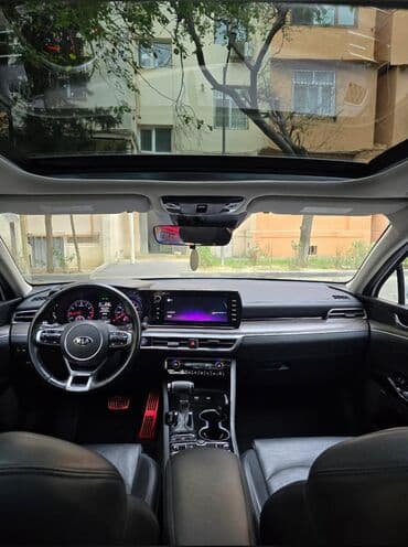 diffuzor: Kia K5 sedan – ağ rəng, fastback silueti və panoramik şüşə dam — 3