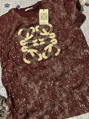 Məhsul: LOEWE loqolu unisex T‑şört - Dizayn: Ön hissədə iri LOEWE