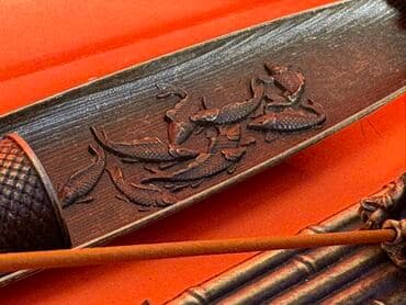 papaq şekli: Bu iki bürünc rəngli buxur qabı, Asiya mədəniyyətindən ilhamlanaraq — 5