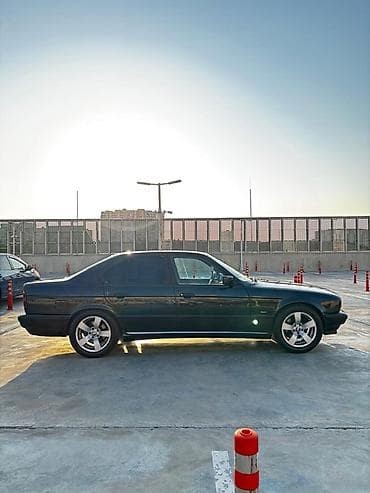tesla model 3: BMW 5 series: 2.5 l | 1995 il Sedan — 4