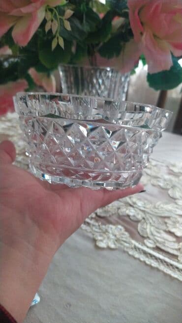 dubay şokoladı qiyməti: Xrustal konfet qabi satilir, 2 ededdir. Biri 25 manat — 1