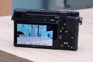 Sony a6300 kamera dəsti - Linza: Sony E 16–50mm f/3.5–5.6 - İki — 8