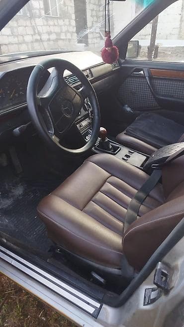 e220 turbo az: Mercedes-Benz W124: 2.5 l | 1992 il Sedan — 5