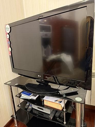 LG LCD/LED televizor, təxminən 37–42” diaqonal ekran. Qara korpus