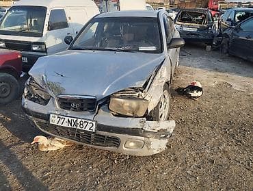 niva oturacaq: Hyundai Elantra, gümüşü rəng. Sedan kuzov. Texniki xüsusiyyətlər: - — 4
