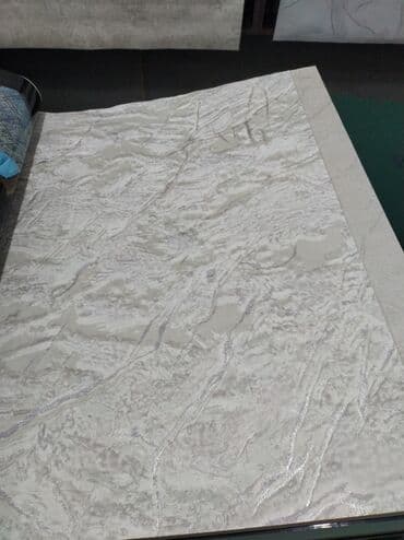 Beton və beton məmulatları: Ağ rəngli divar kağızı açıq fon üzərində tünd rəngli damarlı — 2