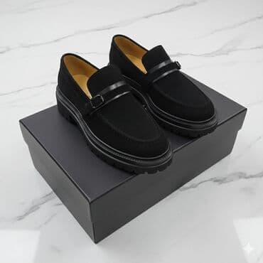 Qara loafer ayaqqabılar - Üslub: Minimalist, klassik penny-loafer