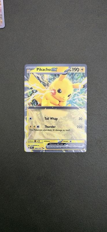 Pokémon kolleksiya kartları dəsti Dəstdə 4 parlaq holo kart var: -