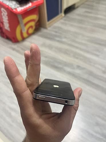 ayfon 4 s: IPhone 4S, 16 GB, Qara — 4