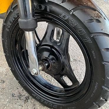 motosiklet teker: Suzuki skuter – parlaq sarı rəngdə, şəhər içi hərəkət üçün ideal — 7