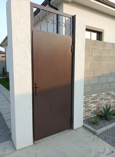 Dəmir giriş qapısı - Material: qalın metal təbəqədən hazırlanmış