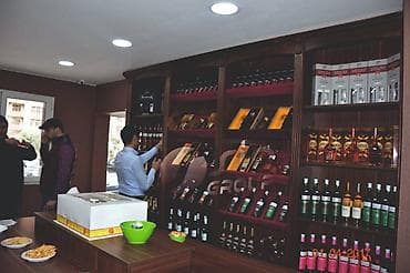 Şərab evi üçün vitrinlərinin sifarişlə hazırlanması — 1