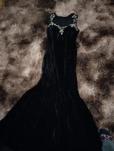 Qara məxmər ziyafət geyimi - Parça: yumşaq məxmər (əsas hissə) və