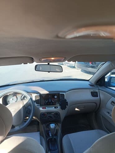 Motonəqliyyat: Kia Rio sedan – mavi rəng, 4 qapı. Texniki və dizayn xüsusiyyətləri — 7