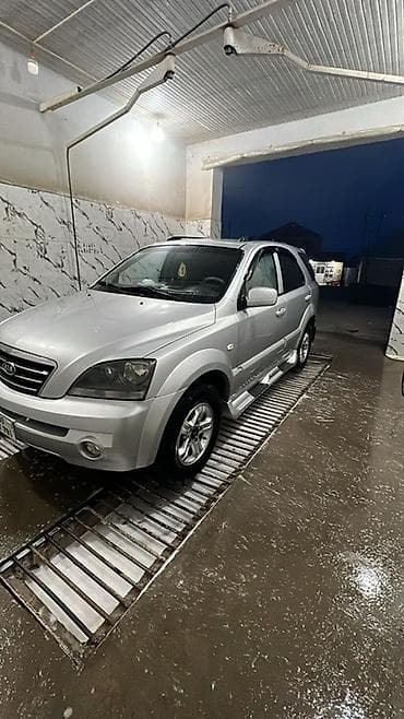 rol satisi: Kia Sorento – gümüş rəngli, tam ölçülü SUV. Texniki və daxili — 2