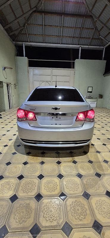daxili kredit maşın: Chevrolet Cruze sedan – gümüşü rəng. Xüsusiyyətlər və detallar: - — 5