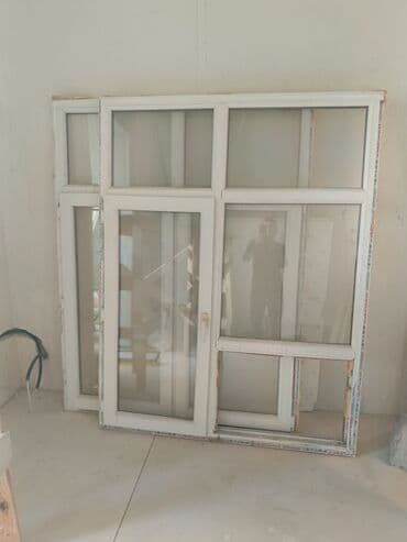 plastik pəncərə şəbəkə: Ağ rəngdə plastik pəncərə. Bu pəncərə, müxtəlif layihələrdə istifadə — 19