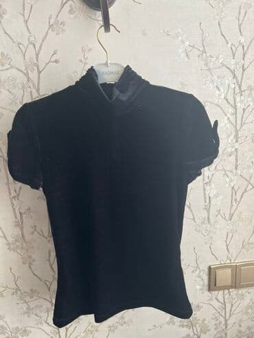 Qısaqol qadın bluzası – məxmər material, qara rəng. - Yüksək yığma