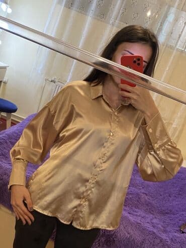 вешалка в прихожую с зеркалом: Zərif atlas toxumalı qadın köynəyi - Rəng: şampan/qızılı - Parça — 2